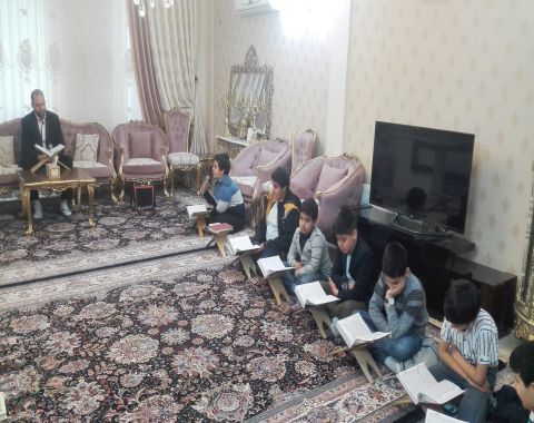 جلسه قرآن در منزل دانش آموزان